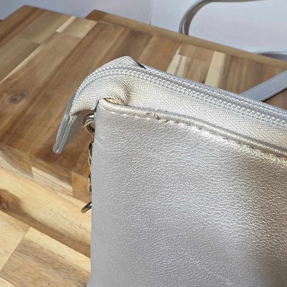 Juicy Couture Silver Metallic‎ Clutch Crossbody Chain Strap Bag 3 Inside Pockets